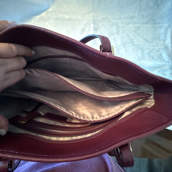 Michael Kors Jet Set Tote - Picture 4 of 8